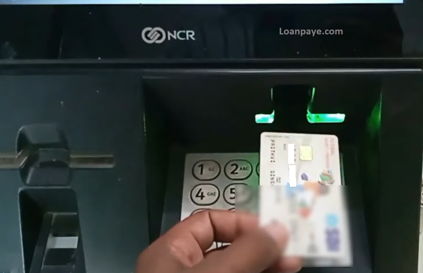 ATM card ko machine bahar nikalete huye
